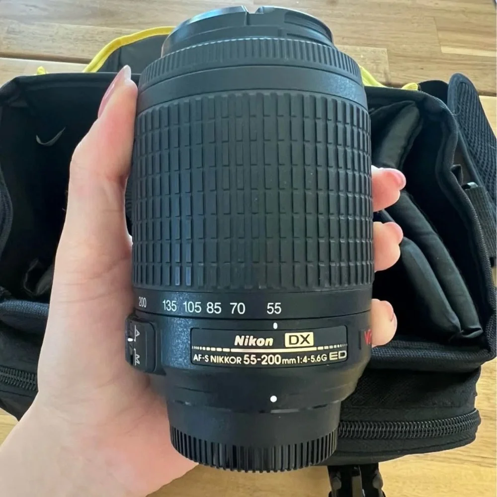 Nikon D5000 Black DSLR with Articulating Screen include bag and extra lens